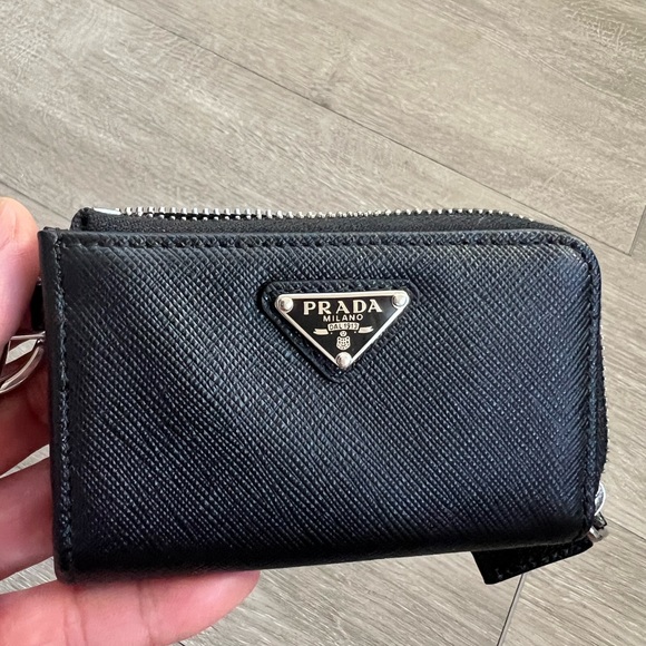 snap-hook and ring
Zipper closure
Enameled metal triangle logo
Two card slots - Picture 2 of 11